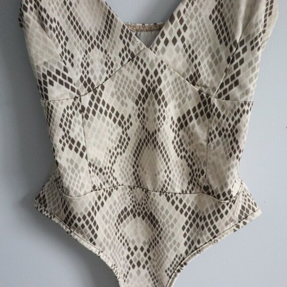 Missguided Women's Sz 4 Beige/Brown Snakeskin V-Neck One Piece Stretch Bodysuit - Picture 7 of 13